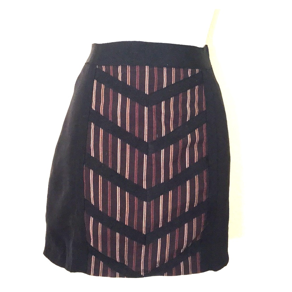 SALE!!NEW without Tag zipper backed Skirt w/ chevron